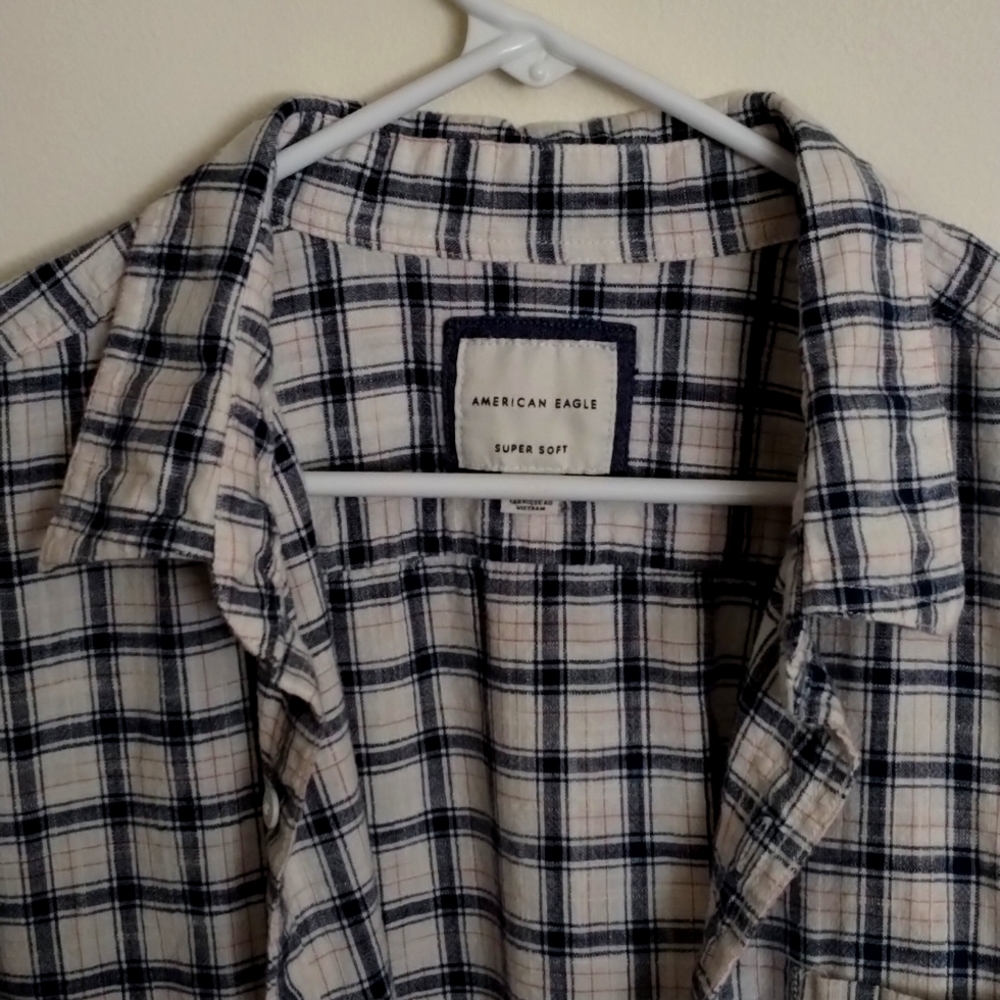 Men's American Eagle super soft button up shirt.